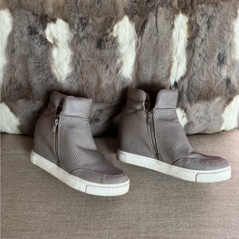 STEVE MADDEN LANDER Heeled Wedge Sneakers Size 9.5 Taupe FUN